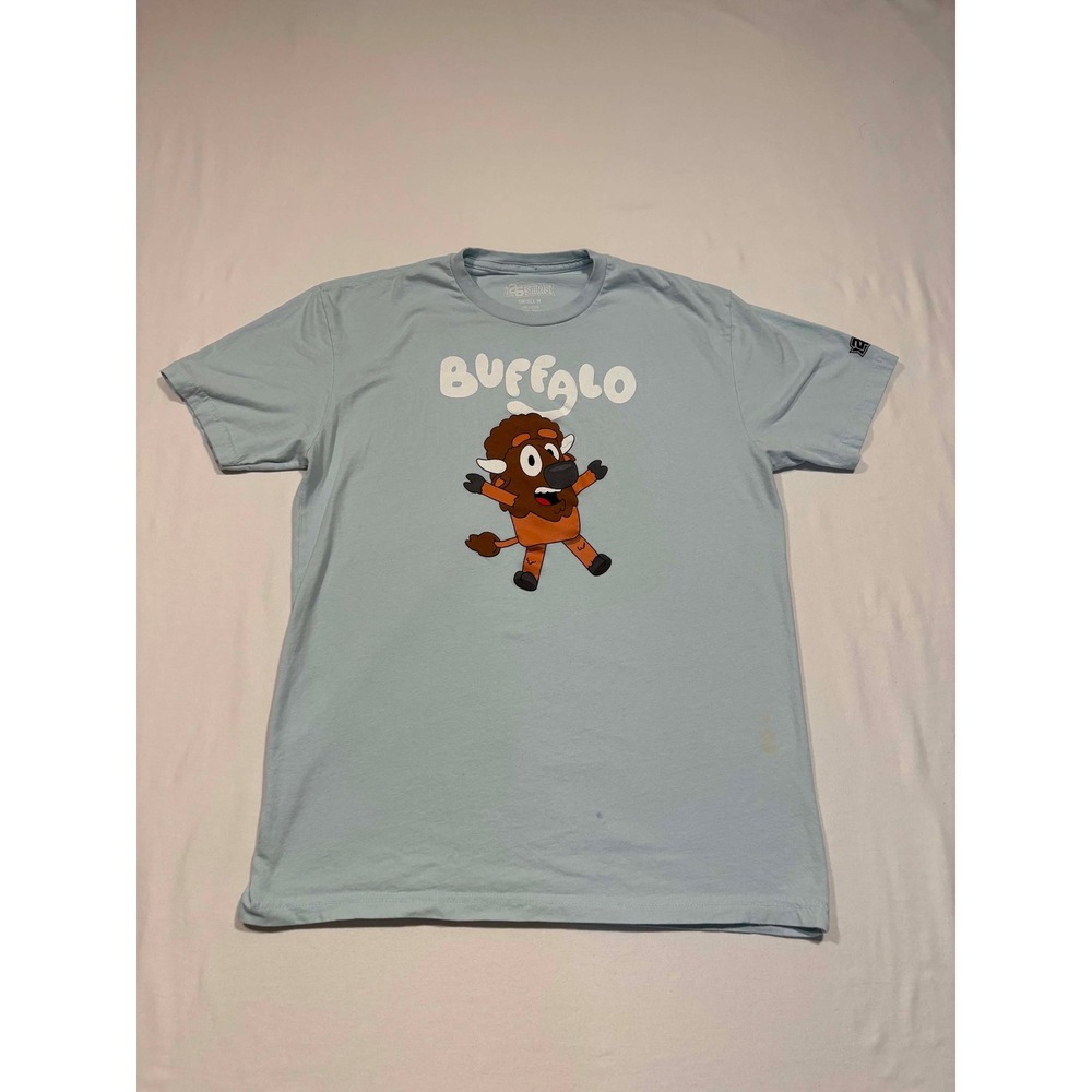 26 Shirts Buffalo Bluey Graphic T-Shirt Light‎ Blue Unisex Medium Cotton Tee